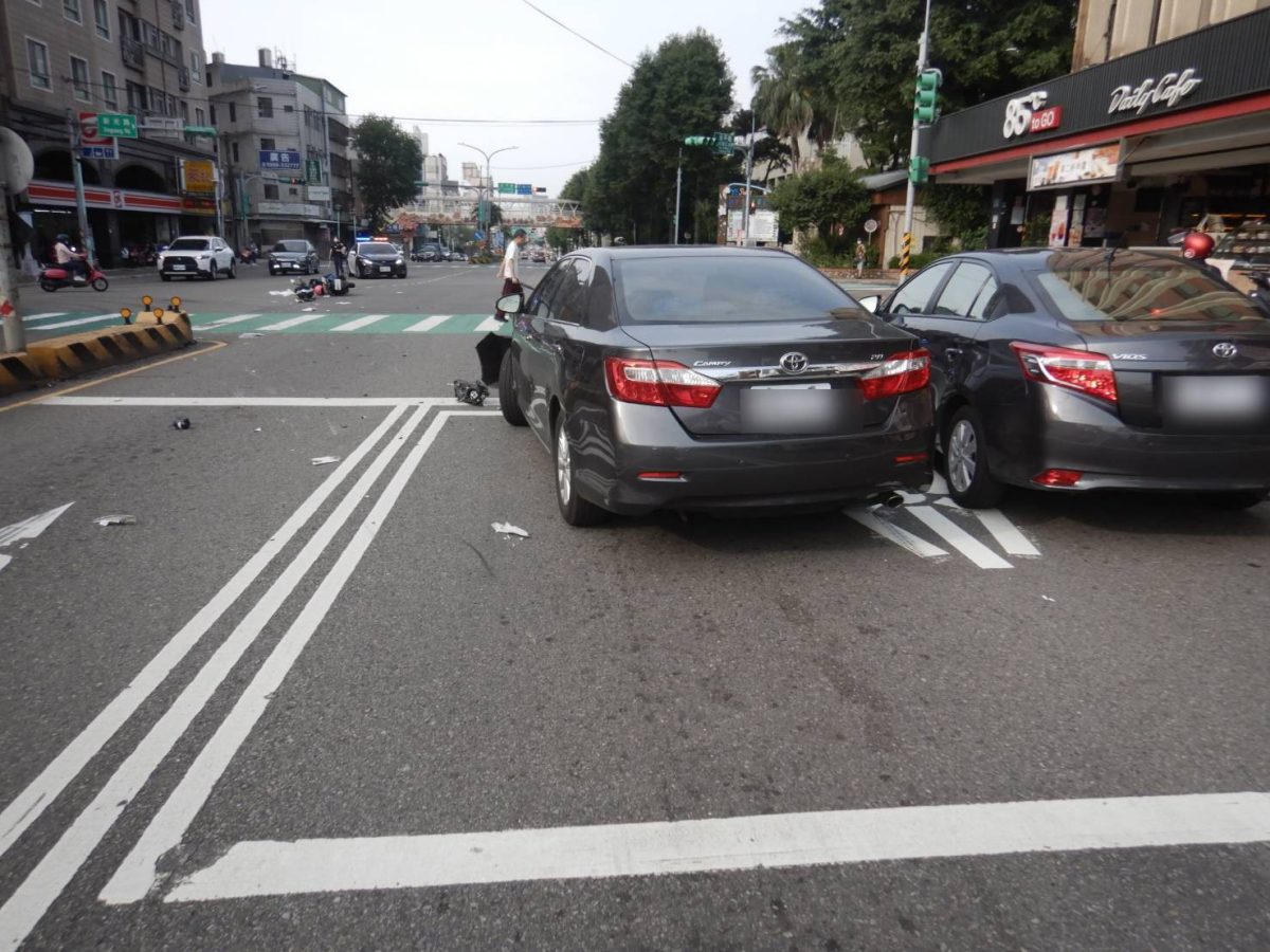 8旬翁疑路邊鬼切內側車道 機車騎士、乘客慘摔送醫 176369 scaled