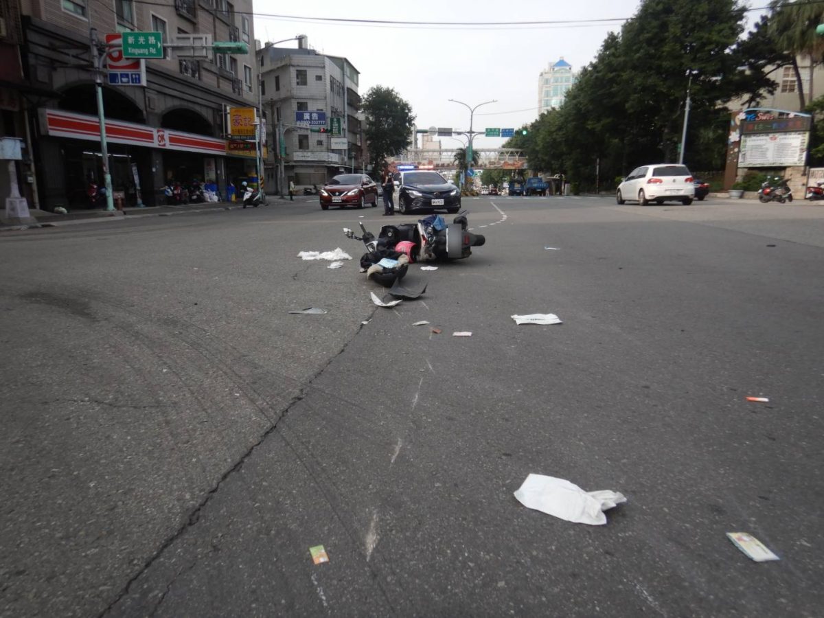 8旬翁疑路邊鬼切內側車道 機車騎士、乘客慘摔送醫 176371 scaled