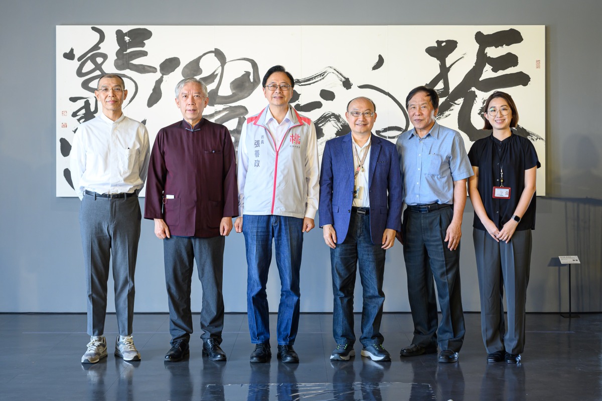2 開幕貴賓合影，左起史博館策展人蔡耀慶、史博館梁永斐館長、桃園市張善政市長、桃園