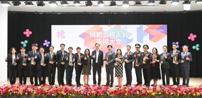 桃市府17模範公務人員獲表揚 客製化公仔獎座超吸睛 20230511175756643