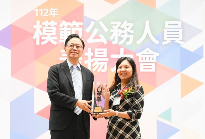 桃市府17模範公務人員獲表揚 客製化公仔獎座超吸睛 20230511175757248