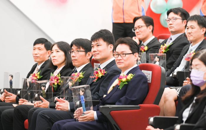 桃市府17模範公務人員獲表揚 客製化公仔獎座超吸睛 20230511175802499