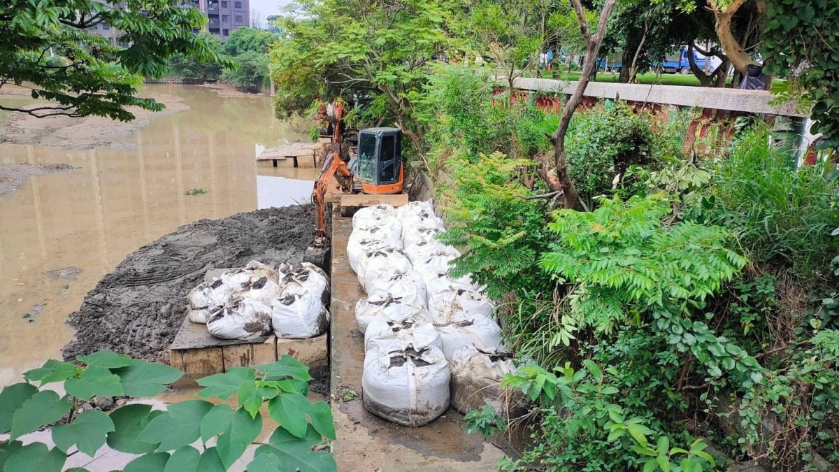 強颱瑪娃逼近 桃市府啟動減災整備措施 3.滯洪池清淤裝袋