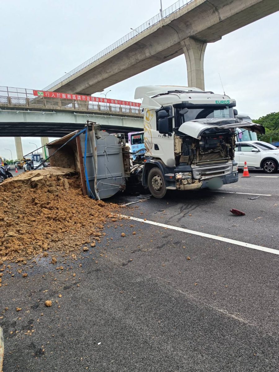 遭砂石車追撞　轎車後擋風玻璃整塊掉落