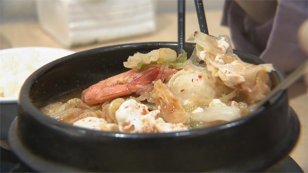 超人氣韓國料理店 泡菜鍋附白飯百元有找