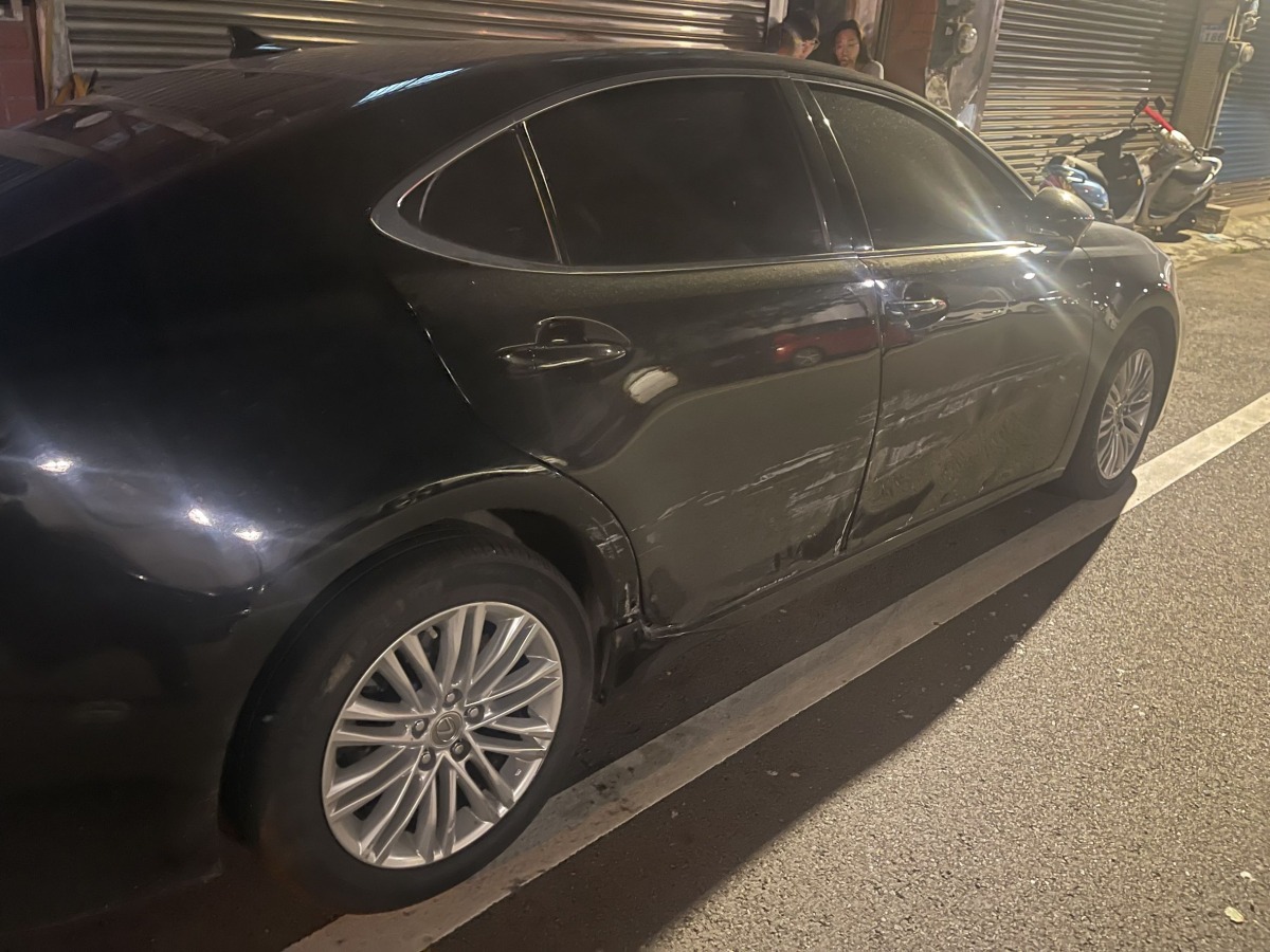 【有片】慘!車停路邊被撞凹 警掌握肇逃駕駛身分 560413