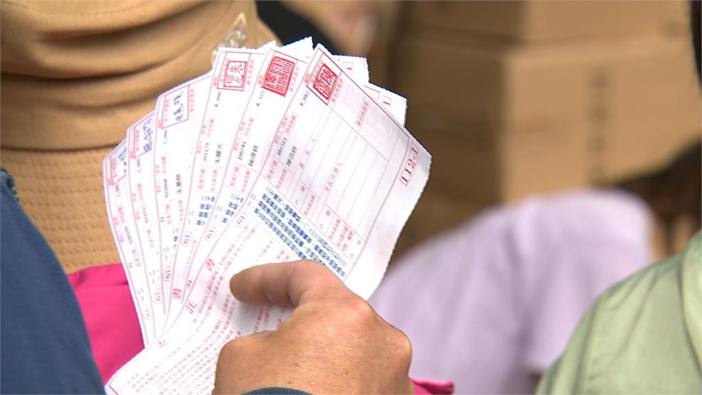 中鋼紀念品「水藍色自動傘」 兌領首日湧排隊人潮