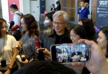 大熱天還穿著黑皮衣?黃仁勳幽默回應:因為我很酷