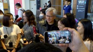 大熱天還穿著黑皮衣？黃仁勳幽默回應：因為我很酷