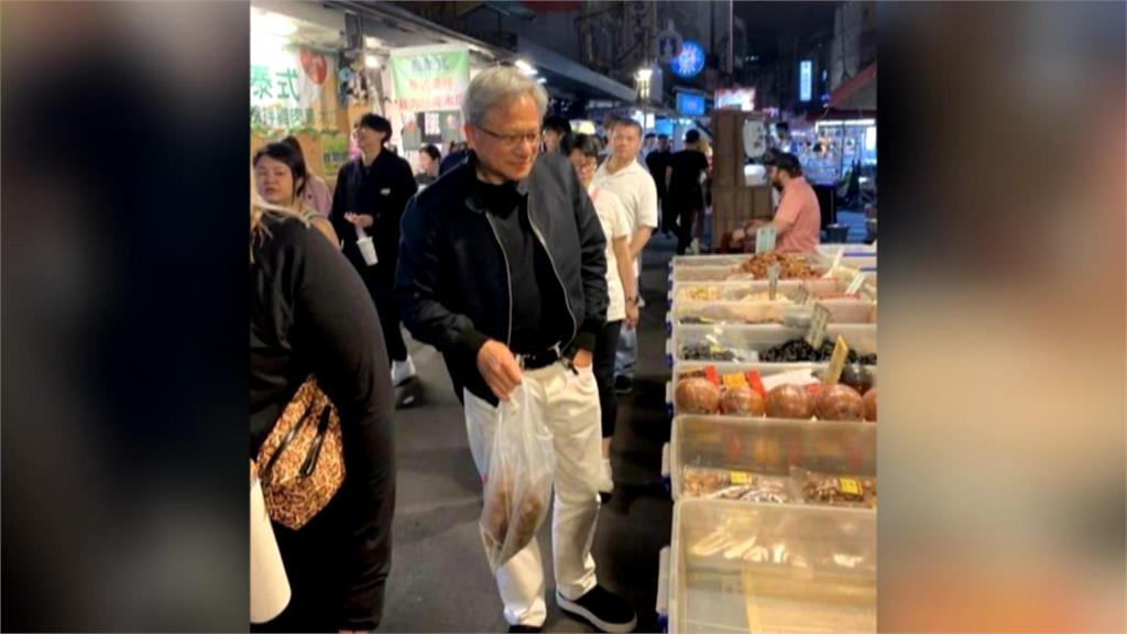 「AI教父」現身粉絲買顯卡簽名 黃仁勳:慢來我等你