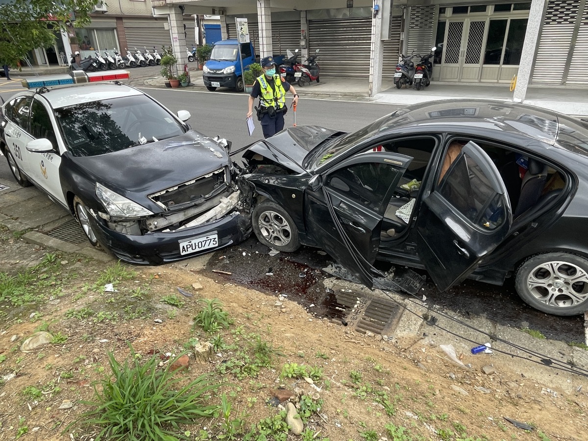 【有片】男駕車派出所前失控撞電線桿 女乘客通緝身分曝 IMG 0359