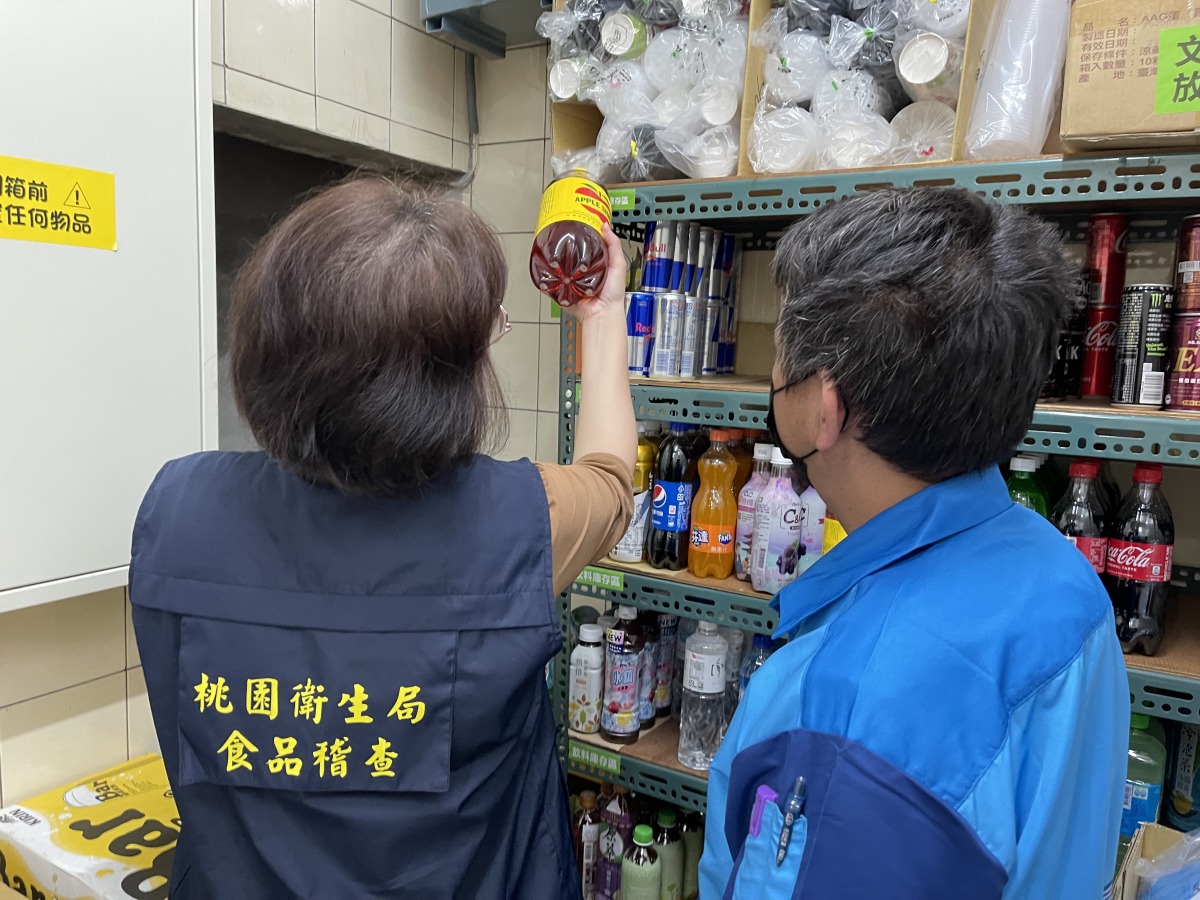 蘋菓西打又檢出沉澱物!桃衛局急封存逾17萬瓶 IMG 3796