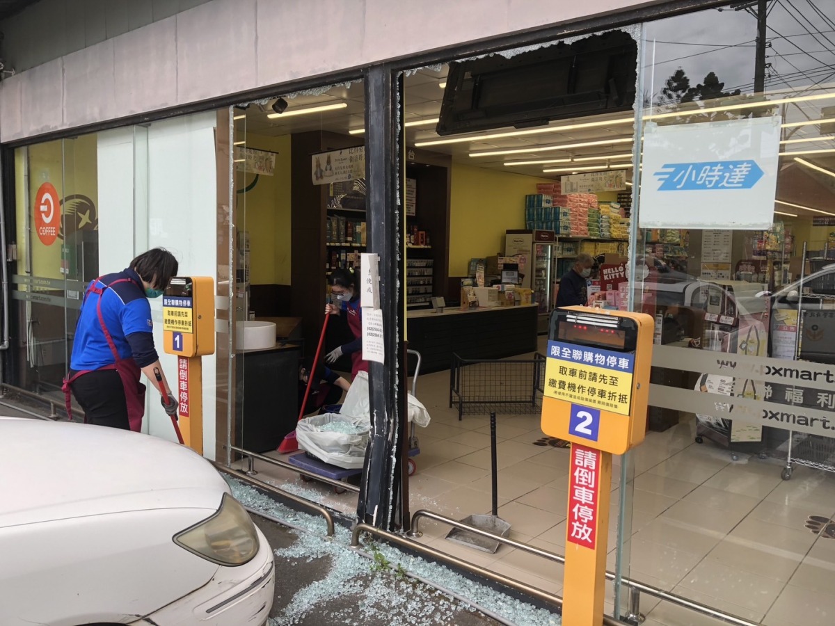 新屋女駕駛誤把油門當煞車 直接撞毀全聯玻璃門 S 12992572