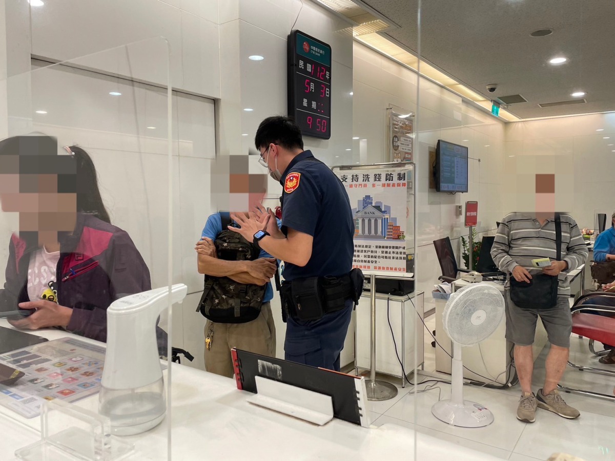 婦堅持匯款300萬至警示帳戶　八德警請家屬到場勸阻