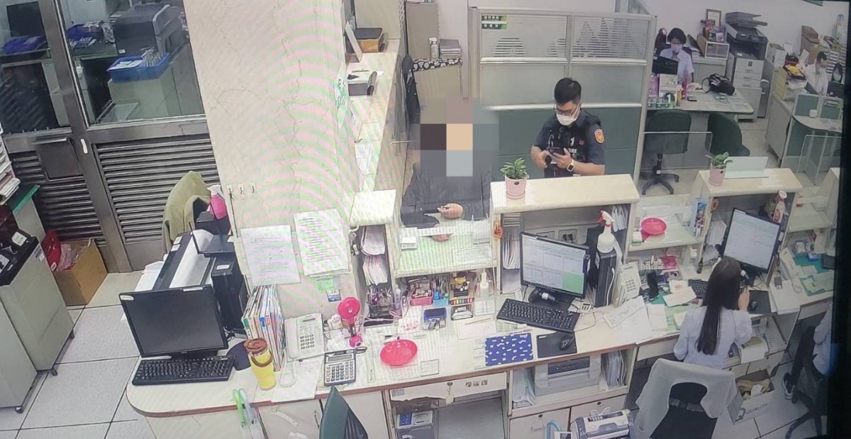婦堅持匯款300萬至警示帳戶　八德警請家屬到場勸阻