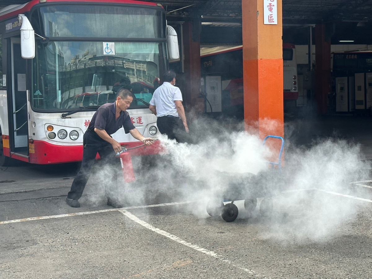 電動公車起火搶救不易 桃消攜手客運業者舉辦演習 S 15958066