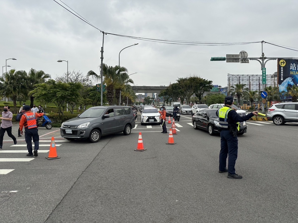 青埔假日湧車潮 桃警改善華泰名品城周邊交通 S 18735265