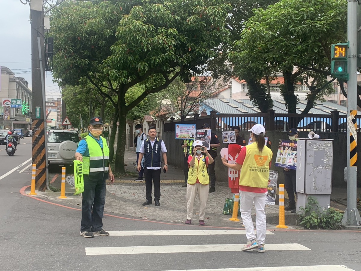 提升通學安全 大溪警校園周邊舉牌籲停讓行人 S 20258933