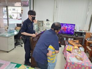 祖孫單車行暢遊桐花祭  8歲孫迷途幸遇龍潭警助返家