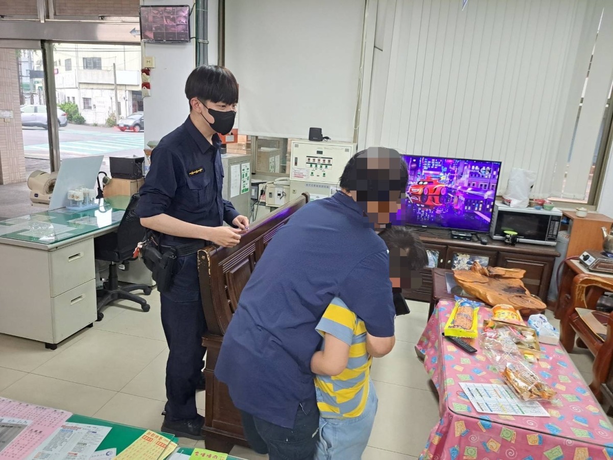 祖孫單車行暢遊桐花祭 8歲孫迷途幸遇龍潭警助返家 S 20324857