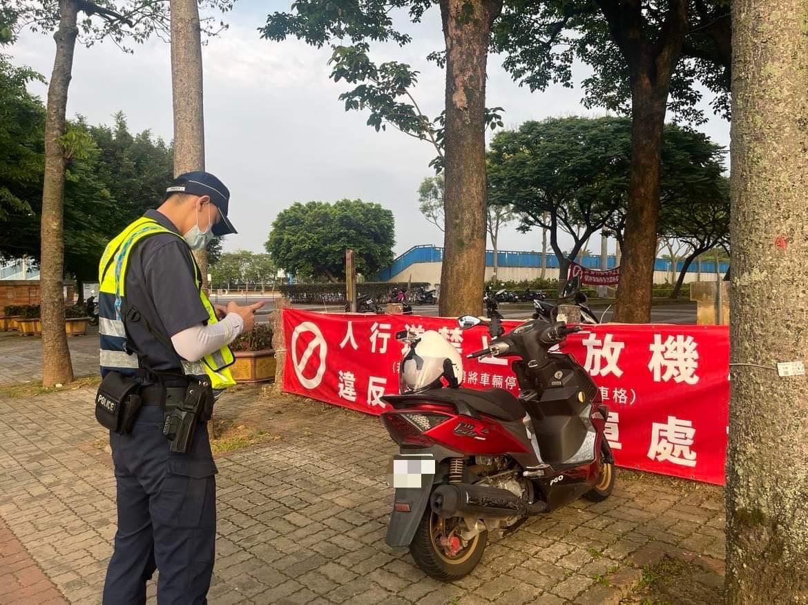 機車騎士無視紅布條「這句話」 龍潭警當場開罰 S 20373768