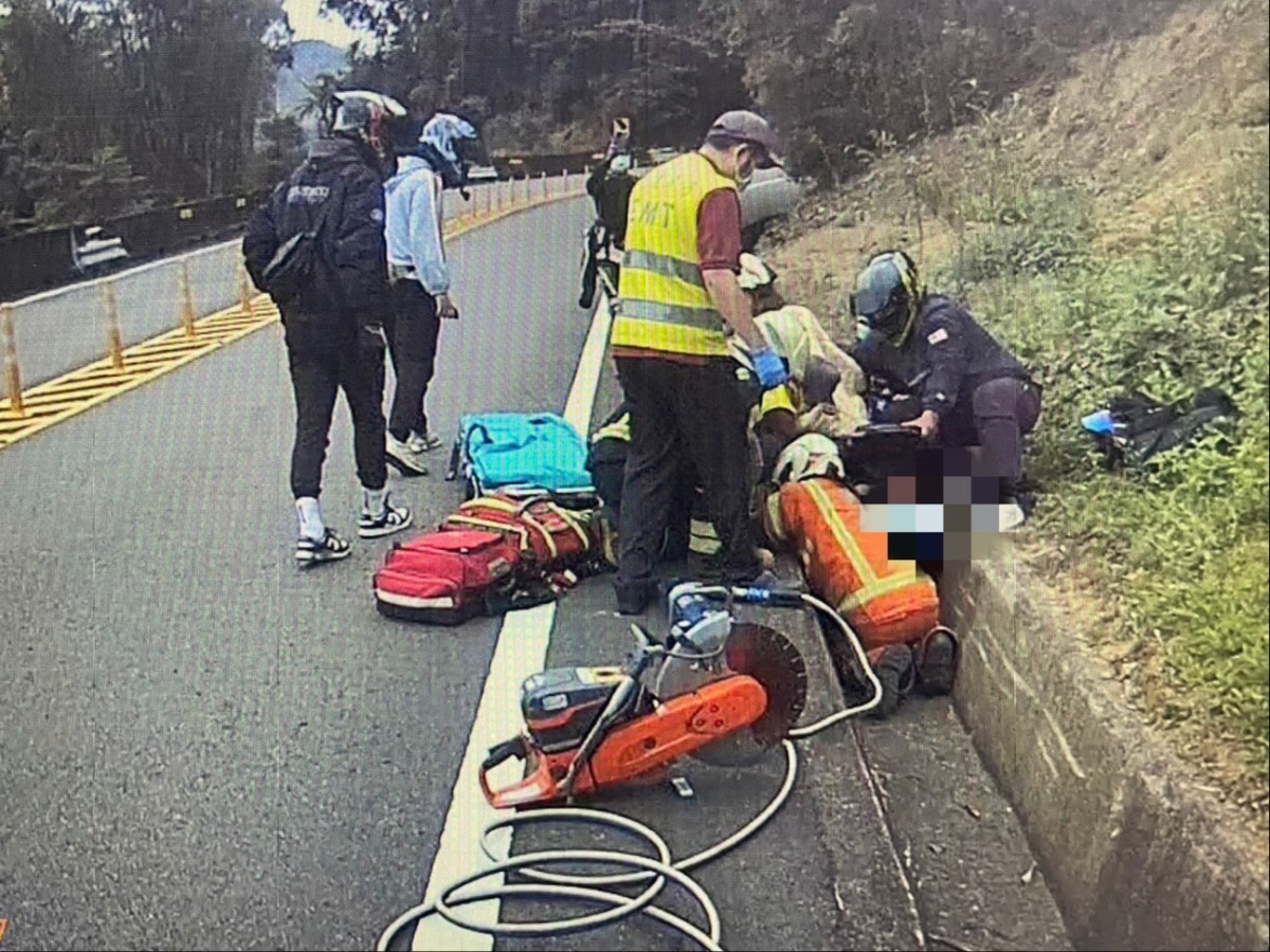 疑過彎速度太快 騎士連人帶車摔進邊溝 S 2375972