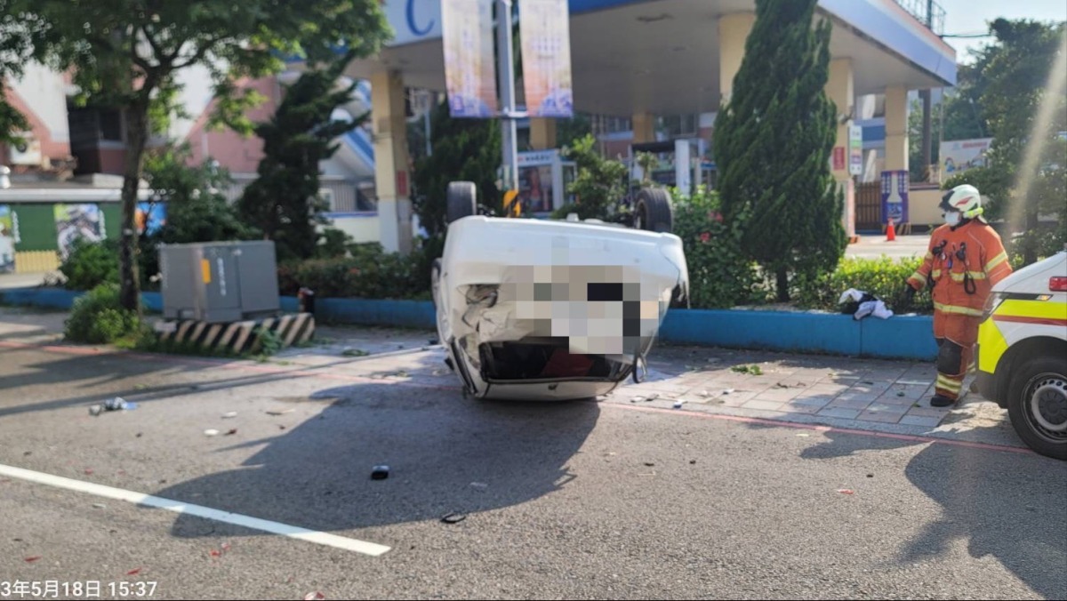 又是酒駕!轎車自撞翻覆 加油站旁起火 S 2465809