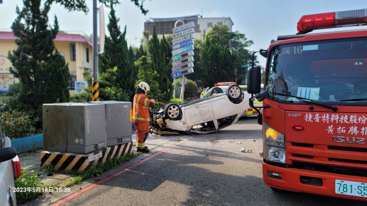 又是酒駕!轎車自撞翻覆 加油站旁起火 S 2465811