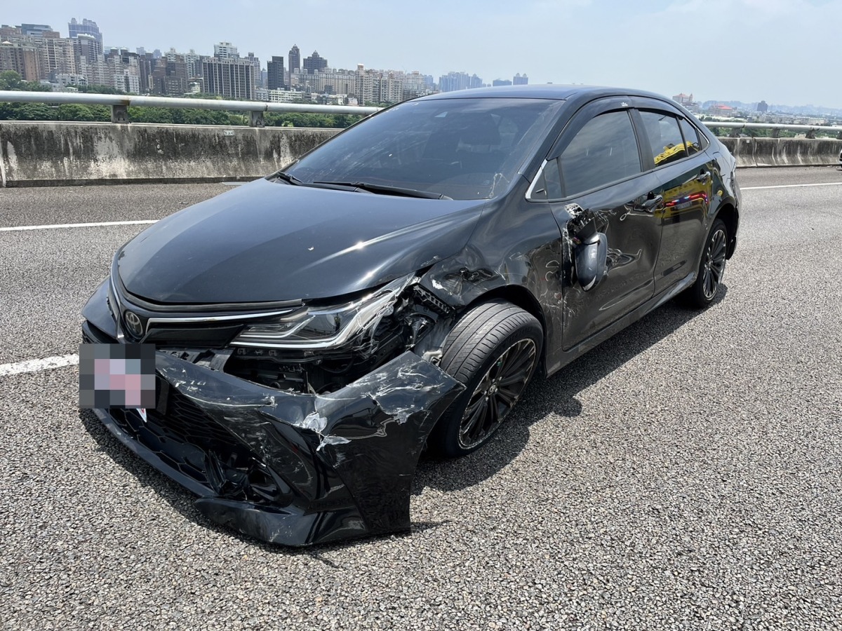 【有片】Uber變換車道碰撞賓利 網默哀:錢包升天 S 26411030