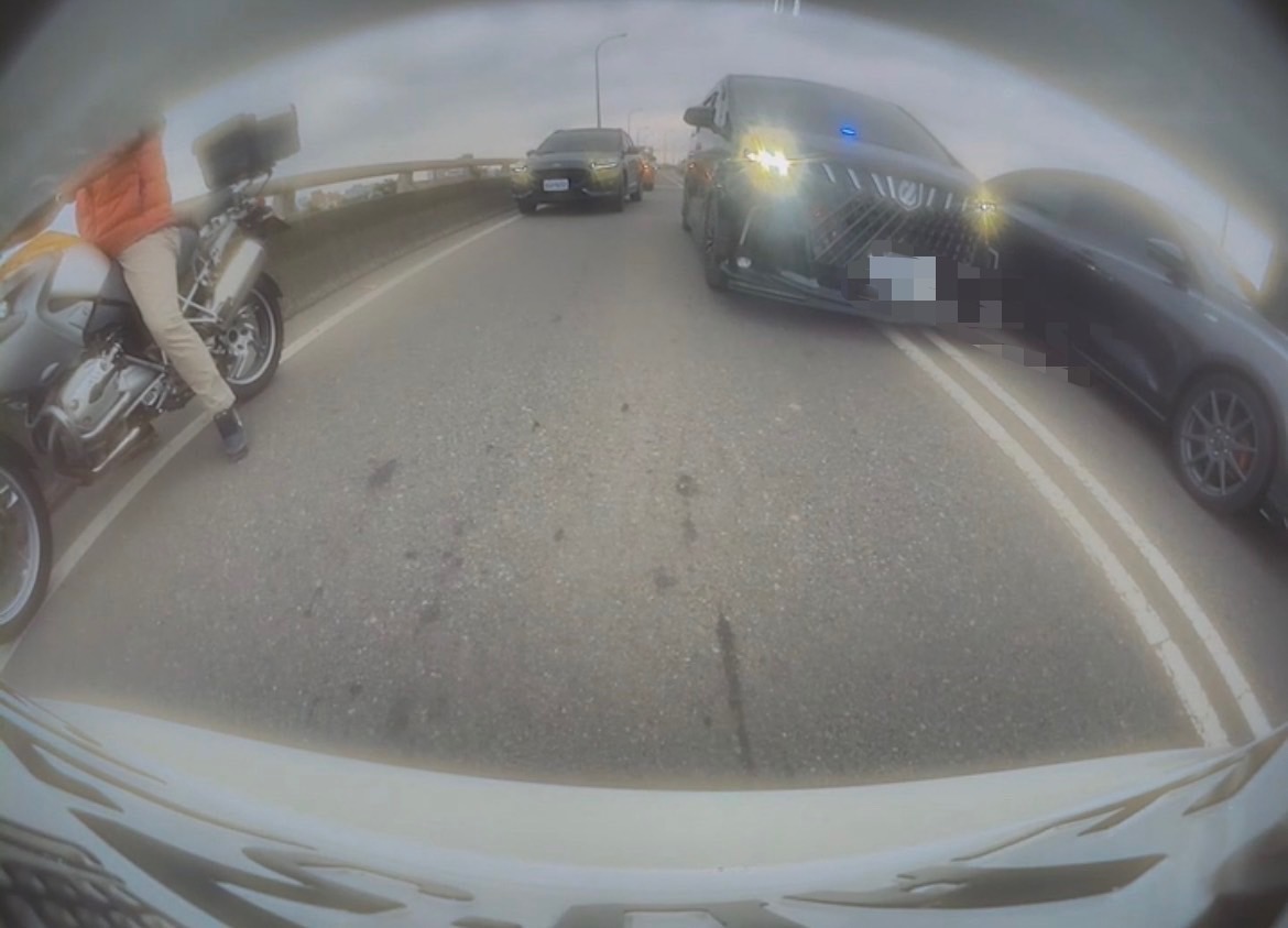 【有片】休旅車私裝警示燈危險駕駛 警:受理檢舉後依法開單 S 2727961