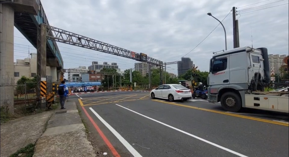 【有片】垃圾車想闖平交道撞柵欄急煞 驚險畫面曝 S 2785291