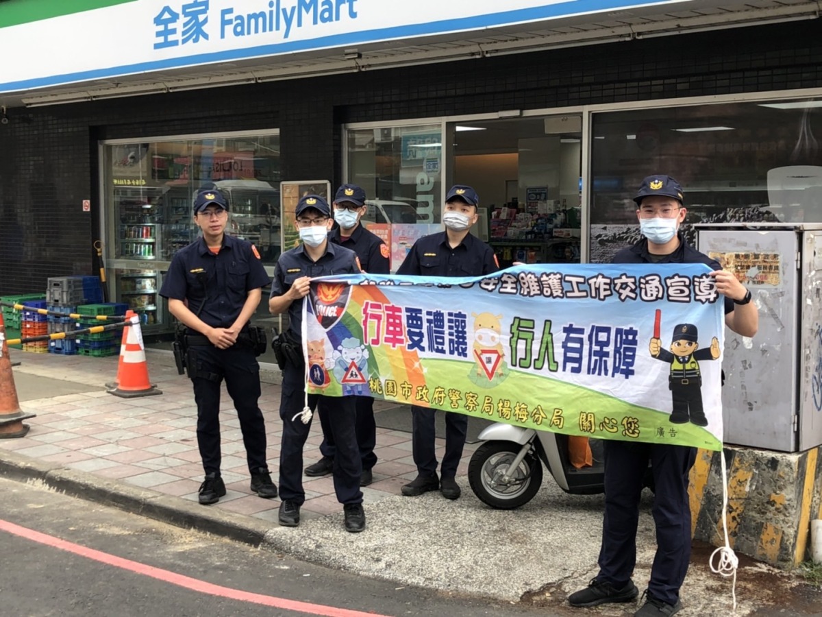 楊梅警埔心火車站前籲駕駛停讓行人 維護交通安全 S 28966941