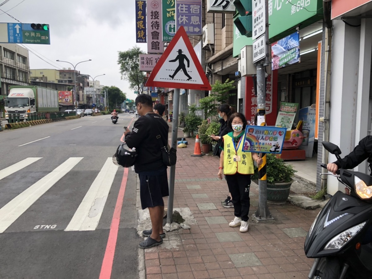 楊梅警埔心火車站前籲駕駛停讓行人 維護交通安全 S 28966952