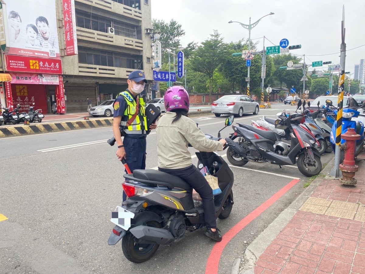 龍潭警前進鬧區 宣導交通安全 S 2948397