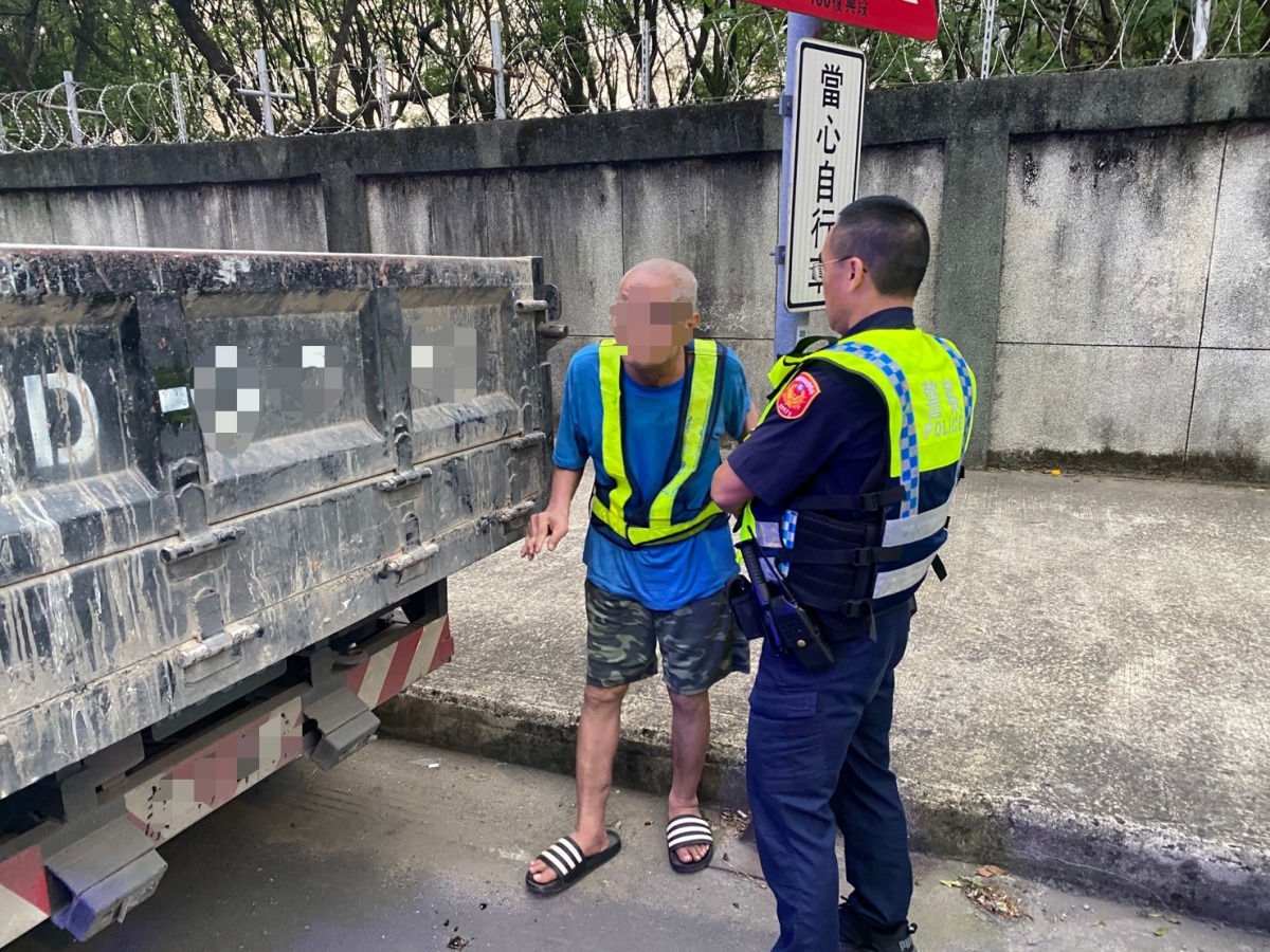 失智老翁迷途獨自走15公里路 龍潭暖警協助返家 S 46719131