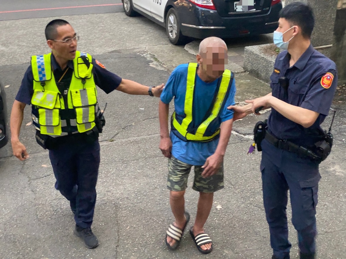 失智老翁迷途獨自走15公里路 龍潭暖警協助返家 S 46719135