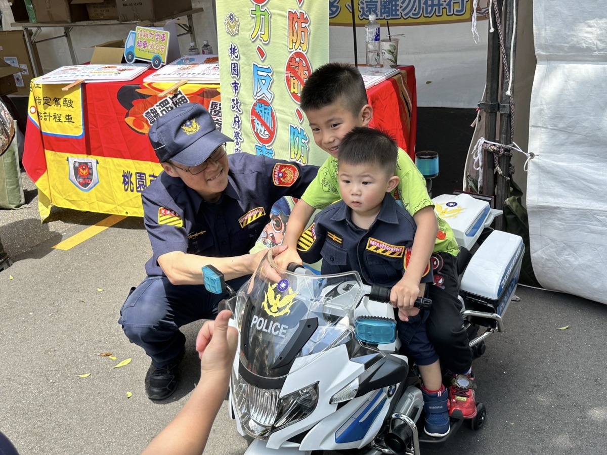 龜山警前進廣達週年慶宣導交通安全 小小警用機車超吸睛 S 58605579