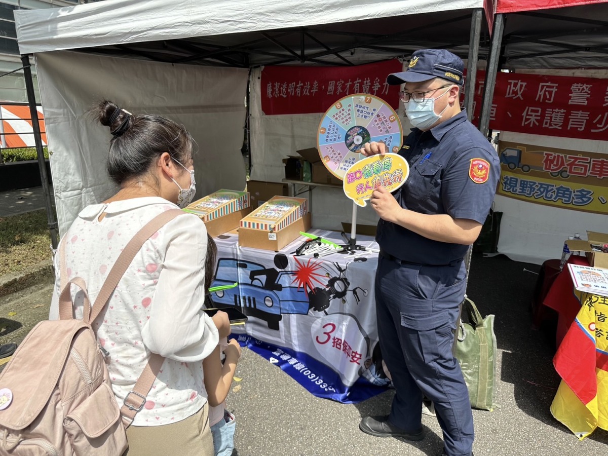 龜山警前進廣達週年慶宣導交通安全 小小警用機車超吸睛 S 58605582