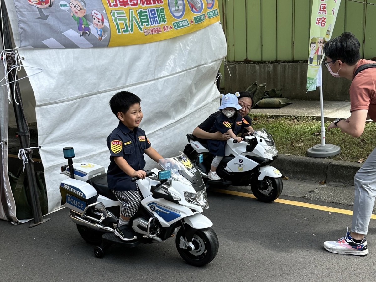 龜山警前進廣達週年慶宣導交通安全 小小警用機車超吸睛 S 58605585