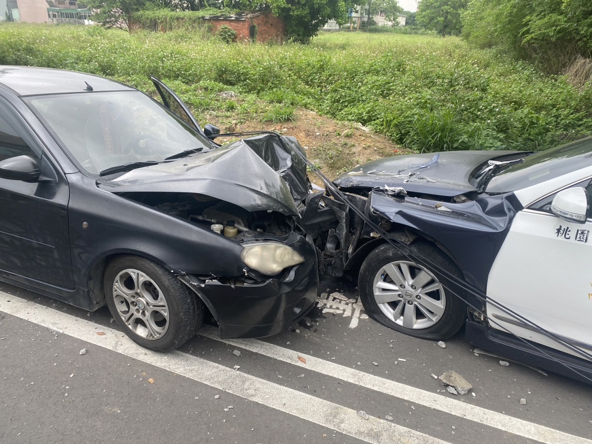 【有片】男駕車派出所前失控撞電線桿 女乘客通緝身分曝 S 7250350