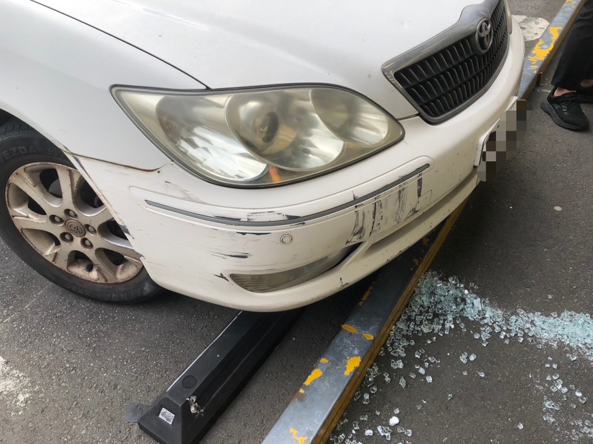 新屋女駕駛誤把油門當煞車 直接撞毀全聯玻璃門 S 8855626