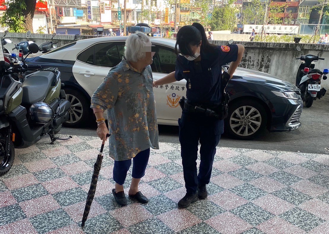 9旬老婦散步迷途 楊梅巡警助返家 S 8905021