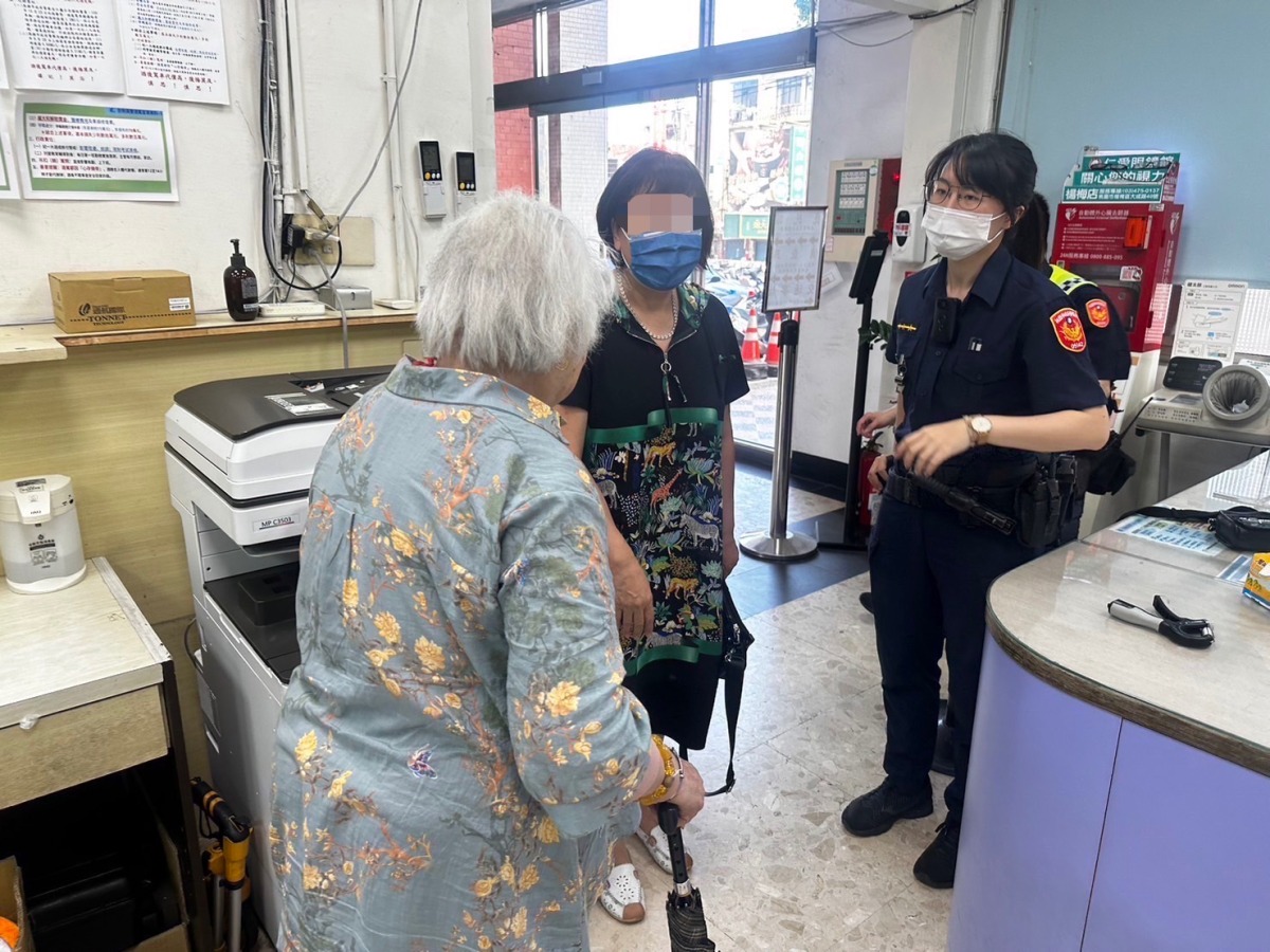 9旬老婦散步迷途 楊梅巡警助返家 S 8905022