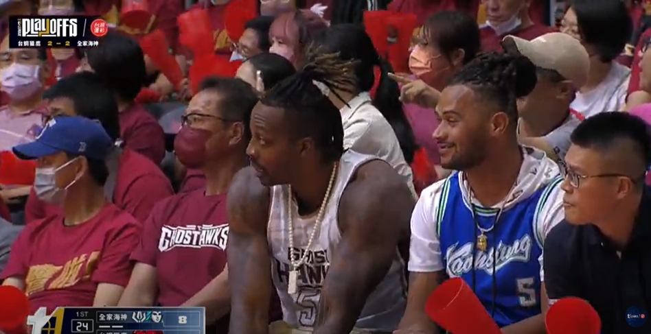 才見林書豪!霍華德穿獵鷹球衣現身T1季後賽