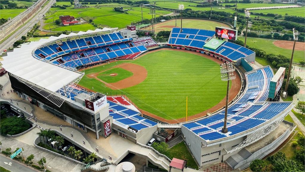 樂天開賽緊急補畫外野線!網狂酸:啦啦隊才是主體