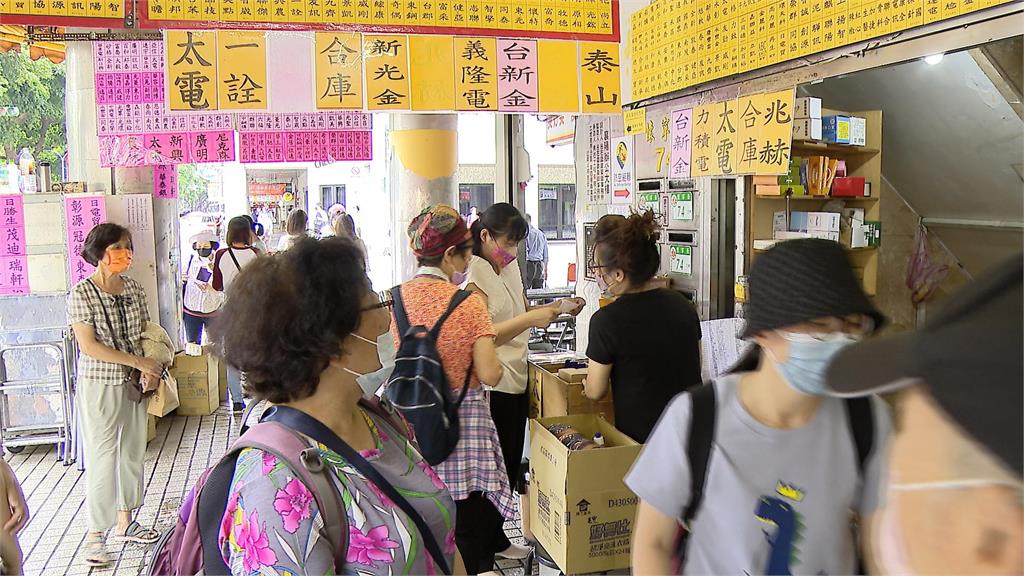 雨傘、陶瓷碗受歡迎 股民提菜籃搶換股東會贈品