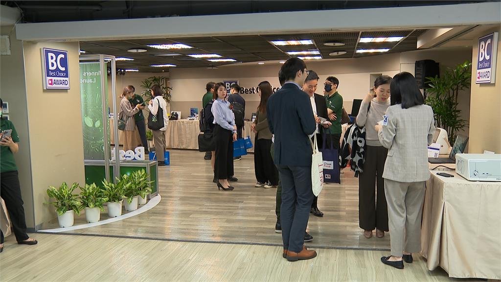 電腦競賽頒獎 裸眼看3D、頂規電競主機板