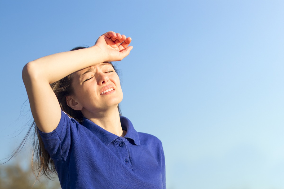 秋老虎發威!服用這些藥物需留意熱傷害 girl suffering from pain heat woman with heatstroke having sunstroke summer hot weather dangerous sun girl sunshine headache feeling bad person holds hand head