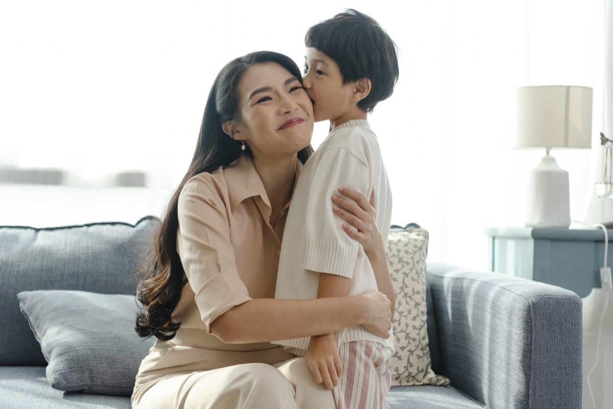 工作家庭兩頭燒 桃園張老師教職場媽媽紓壓 happy asian tender son kisses mother mother s day during holiday celebration home