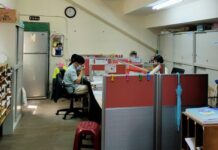 內壢國中校舍嚴重不足 教師擠活動中心看台後辦公